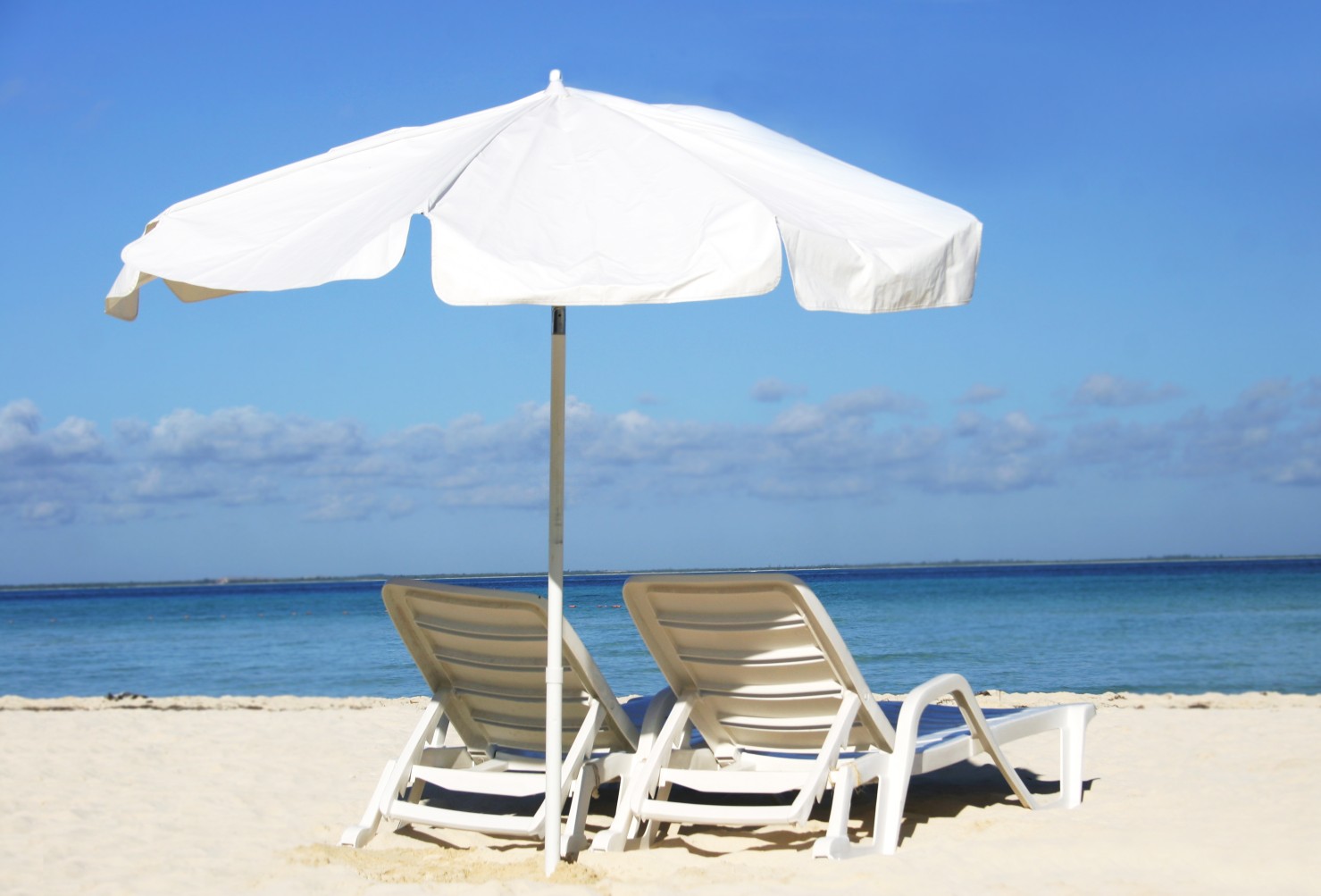 Пляжный. Лежак для пляжа. Шезлонг на пляже. Пляжный зонтик. Пляж лежак зонт.